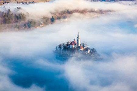 Foto de Increíble amanecer en el lago Bled desde el mirador de Ojstrica, Eslovenia, Europa - fondo de viaje - Imagen libre de derechos