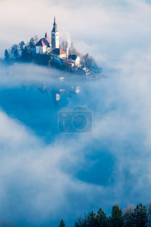 Téléchargez les photos : Incroyable lever de soleil au lac Bled du point de vue d'Ojstrica, Slovénie, Europe - arrière-plan de voyage - en image libre de droit