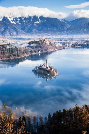 Téléchargez les photos : Vue aérienne sur le lac de Bled par un matin brumeux depuis le point de vue d'Ojstrica, Slovénie, Europe - arrière-plan de voyage - en image libre de droit