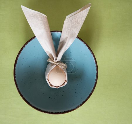 Foto de Huevo envuelto en servilleta en forma de conejo de Pascua - Imagen libre de derechos