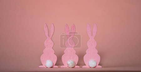 Téléchargez les photos : Lapin de Pâques sur fond rose - en image libre de droit