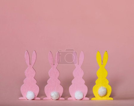 Téléchargez les photos : Lapin de Pâques sur fond rose - en image libre de droit