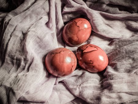 Foto de Pascua primavera naturaleza muerta con huevos colores neutros - Imagen libre de derechos