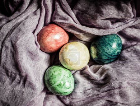 Foto de Pascua primavera naturaleza muerta con huevos colores neutros - Imagen libre de derechos