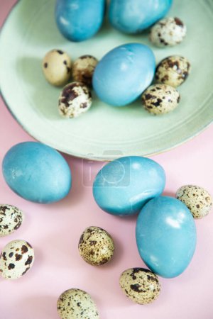 Foto de Huevos de Pascua azules sobre fondo rosa claro - Imagen libre de derechos