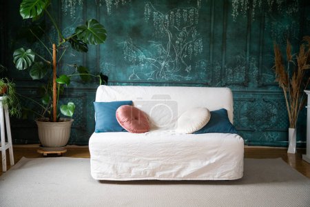 Téléchargez les photos : Canapé blanc dans le salon avec des murs verts - en image libre de droit