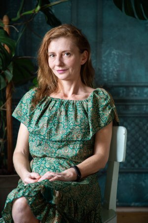 Téléchargez les photos : Beau portrait de femme en chambre verte - en image libre de droit