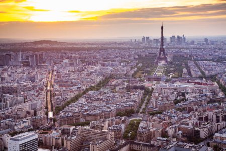 Téléchargez les photos : Skyline de Paris avec Tour Eiffel au coucher du soleil à Paris, France - en image libre de droit