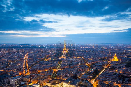 Téléchargez les photos : Skyline de Paris avec Tour Eiffel au coucher du soleil à Paris, France - en image libre de droit