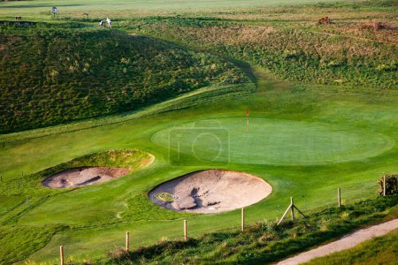 Téléchargez les photos : Vue aérienne du parcours de golf vert - en image libre de droit