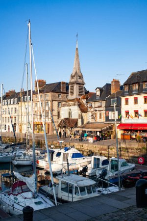 Téléchargez les photos : HONFLEUR, FRANCE - 4 MAI 2018 : Reflet riverain de maisons traditionnelles à Honfleur, Normandie, France - en image libre de droit