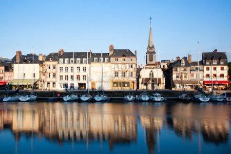Téléchargez les photos : HONFLEUR, FRANCE - 4 MAI 2018 : Reflet riverain de maisons traditionnelles à Honfleur, Normandie, France - en image libre de droit
