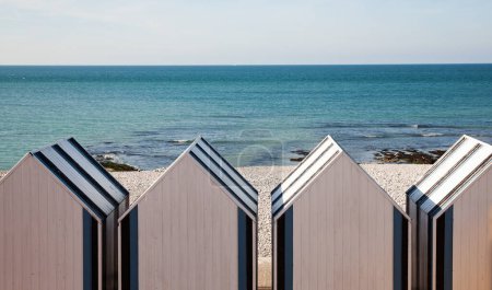 weiße Strandhütten an der Küste in Frankreich