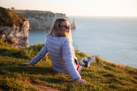 Téléchargez les photos : Belle femme relaxante sur les falaises sur les falaises Etretat Normandie - en image libre de droit