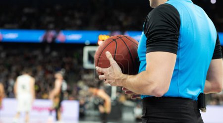 Téléchargez les photos : Arbitre tenant basket-ball pendant le match - en image libre de droit