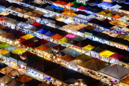 Foto de Colorido mercado nocturno de trenes Ratchada, Bangkok, Tailandia - Imagen libre de derechos