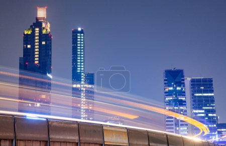 Téléchargez les photos : Feux de circulation skytrain bts la nuit - en image libre de droit