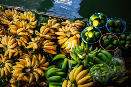 Téléchargez les photos : Produits frais en vente sur le marché flottant en Thainland - en image libre de droit