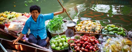 Téléchargez les photos : BANGKOK, THAÏLANDE FÉVRIER 2019 vendeurs vendant des produits frais en vente sur le marché flottant en Thainland - en image libre de droit