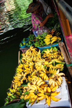 Foto de Productos frescos a la venta en el mercado flotante en Thainland - Imagen libre de derechos
