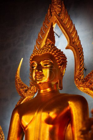 Téléchargez les photos : Statue d'un bouddha doré - en image libre de droit
