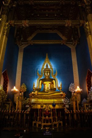 Téléchargez les photos : Statue d'un bouddha doré - en image libre de droit
