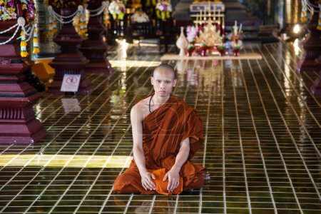 Téléchargez les photos : Moine bouddhiste méditant dans un temple - en image libre de droit
