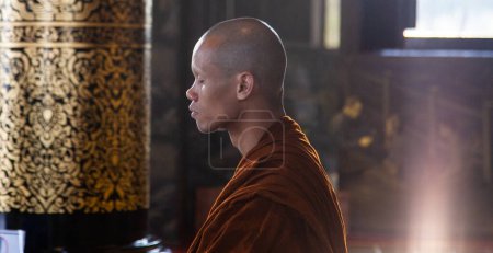 Téléchargez les photos : Moine bouddhiste méditant dans un temple - en image libre de droit