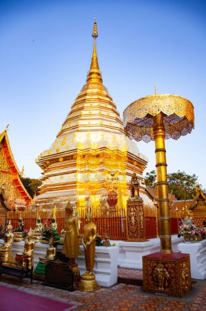 Téléchargez les photos : Wat Phra That Doi Suthep temple bouddhiste à Chiang Mai, Thaïlande - en image libre de droit