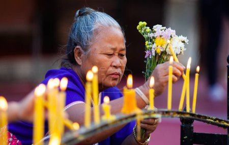 Foto de CHIANG MAI TAILANDIA - 19 DE FEBRERO DE 2019: personas rezando en el templo budista - Imagen libre de derechos