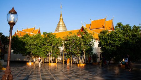 Téléchargez les photos : CHIANG MAI THAILAND- 19 FÉVRIER 2019 : moine dans le temple bouddhiste - en image libre de droit
