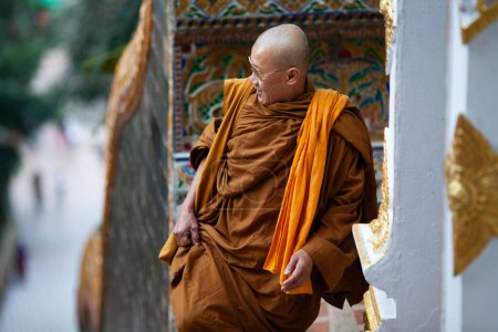 Téléchargez les photos : CHIANG MAI THAILAND- 19 FÉVRIER 2019 : moine dans le temple bouddhiste wat Phra That Doi Suthep temple bouddhiste à Chiang Mai, Thaïlande - en image libre de droit