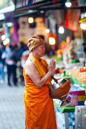 Foto de CHIANG MAI TAILANDIA - 19 DE FEBRERO DE 2019: Monje budista recogiendo limosnas en las calles de Chiang Mai - Imagen libre de derechos