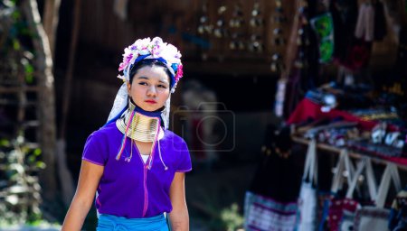 Foto de CHIANG MAI TAILANDIA - FEBRERO, 2019: tribu de la colina Karen mujer vendiendo sus bienes en Baan Tong Luang eco village near Chiangmai, Thailand - Imagen libre de derechos