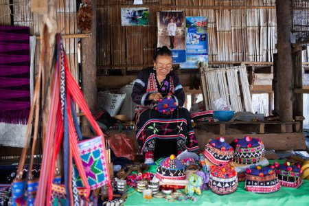 Téléchargez les photos : CHIANG MAI THAILAND- FÉVRIER 2019 : Femme de la tribu Hill vendant ses marchandises à Baan Tong Luang eco village près de Chiangmai, Thaïlande - en image libre de droit