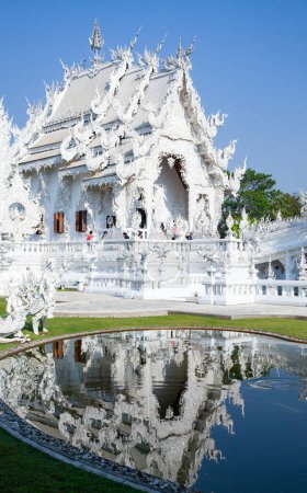 Foto de CHIANG RAI, TAILANDIA - FEBRERO 2019: wat Rong Khun El famoso Templo Blanco en Chiang Rai, Tailandia - Imagen libre de derechos