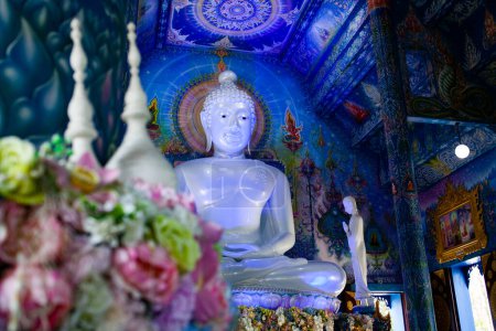 Téléchargez les photos : Statue de bouddha dans l'intérieur du temple bleu à Chiang Rai - en image libre de droit