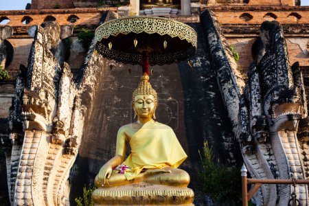Téléchargez les photos : Statue de bouddha doré dans le temple bouddhiste - en image libre de droit