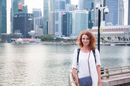 Téléchargez les photos : Touriste femme à Singapour par la marina - en image libre de droit