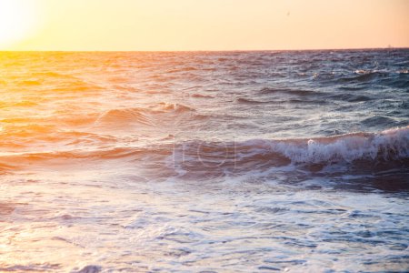 Téléchargez les photos : Mer au coucher du soleil fond de voyage - en image libre de droit
