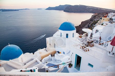 Foto de Hermosa isla de Santorini Grecia - destino de viaje - islas griegas - Imagen libre de derechos