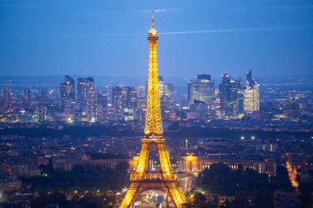 Foto de Skyline de París con Torre Eiffel al atardecer en París, Francia - Imagen libre de derechos