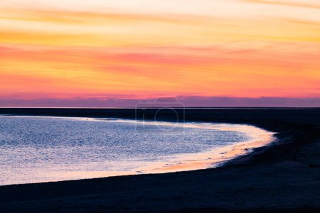 Téléchargez les photos : Coucher de soleil rouge sur la mer bleue - en image libre de droit