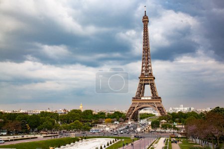 Foto de Skyline de París con Torre Eiffel al atardecer en París, Francia - Imagen libre de derechos