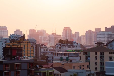 Téléchargez les photos : Maisons à Bangkok au coucher du soleil - en image libre de droit