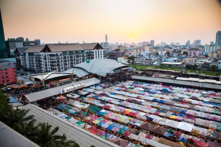 Téléchargez les photos : Coloré Night Train Market Ratchada, Bangkok, Thaïlande - en image libre de droit
