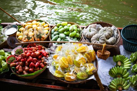Téléchargez les photos : Produits frais en vente sur le marché flottant en Thainland - en image libre de droit