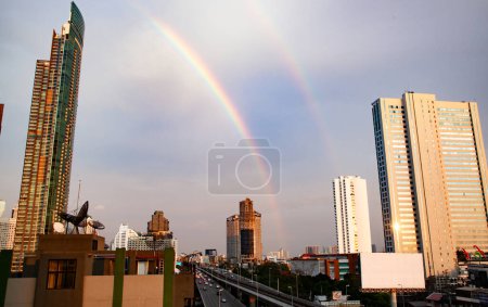 Téléchargez les photos : Arc-en-ciel sur les gratte-ciel de Bangkok - en image libre de droit