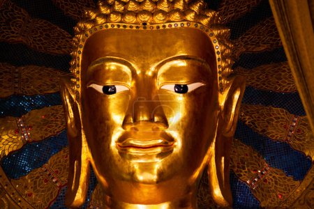 Téléchargez les photos : Statue de bouddha doré dans le temple bouddhiste - en image libre de droit