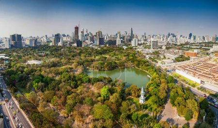 Téléchargez les photos : Panorama des bâtiments élevés au centre-ville de Bangkok et Lumpini park Thaïlande - en image libre de droit